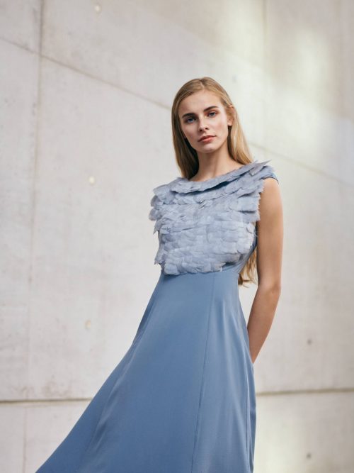 Blaues Designer Seidenkleid mit Federdetail von Magdalena Mayrock Berlin.