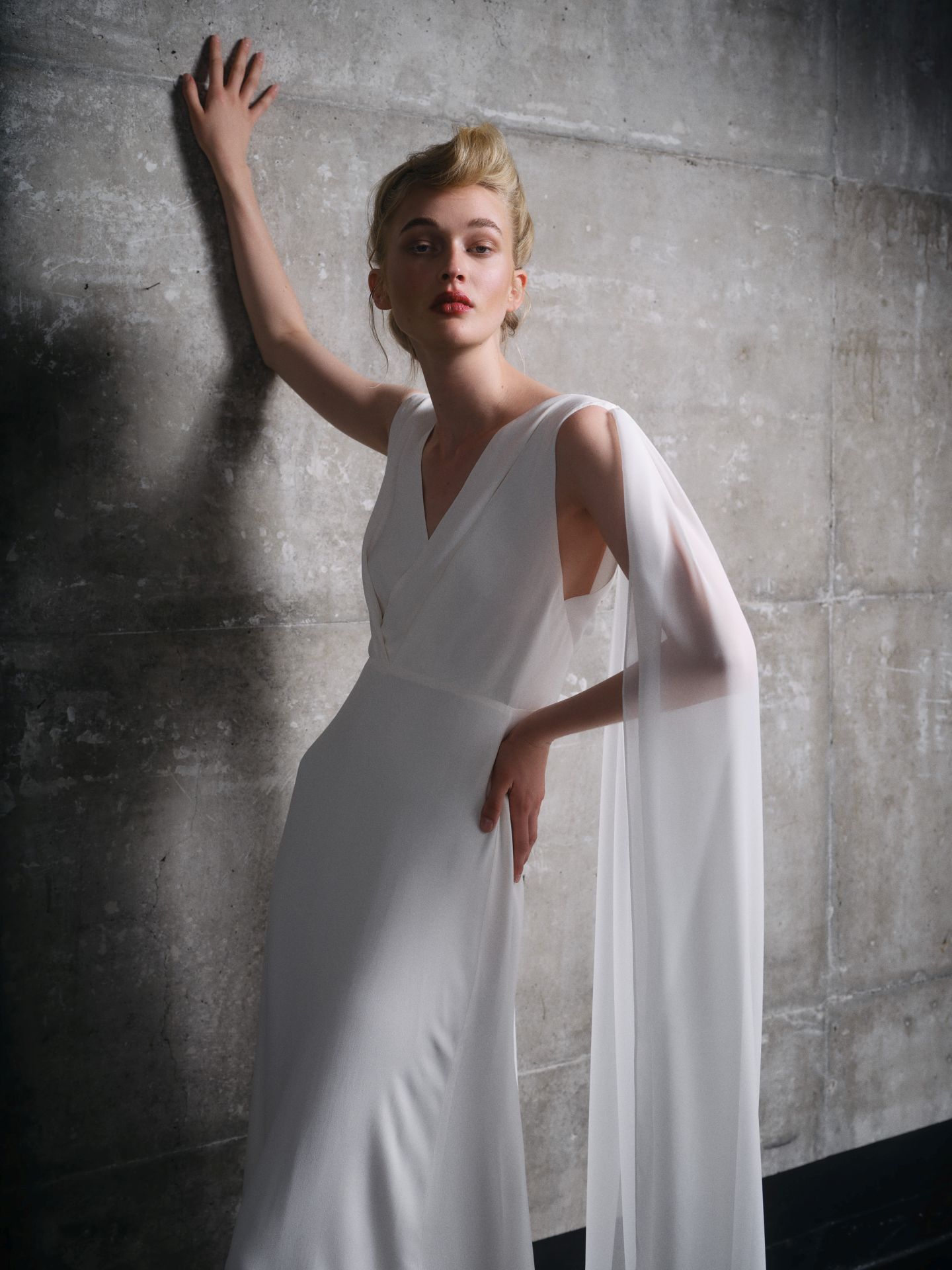 Modernes Designer Hochzeitskleid mit capeartigem Schulterdetail