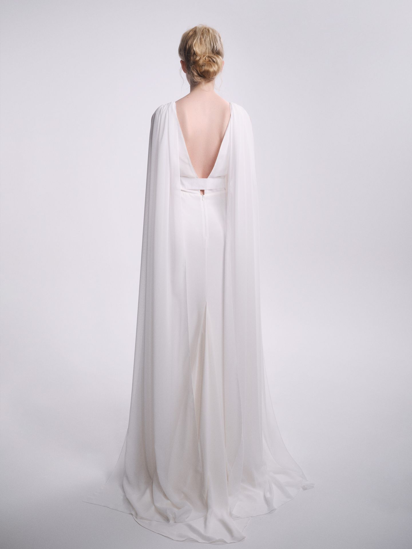 Modernes Brautkleid mit tiefem Rückenausschnitt und capeartigem Schulterdetail