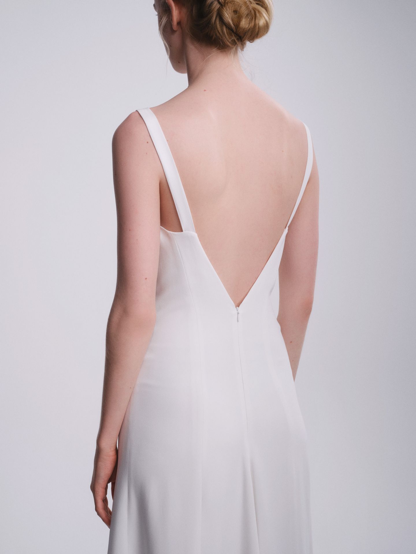 Minimalistisches Hochzeitskleid mit tiefem Rückenausschnitt